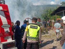 Kebakaran Satu Unit Rumah Warga di Kecamatan Bandar Polisi Bantu Proses Pemadaman