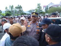 Personel Polres Bener Meriah Amankan Aksi Damai Oleh Aliansi Masyarakat Gayo di Kantor Bupati Bener Meriah