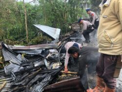 Gerak Cepat Brimob Kompi 3 Batalyon B Pelopor Bantu Padamkan Kebakaran Rumah Di Permata