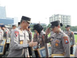 Kapolda Jatim Berikan Penghargaan Kepada 56 PNS dan Personel Polri yang Berprestasi