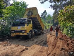 TMMD ke-119 Pidie: Kerahkan Dum Truk Angkut Material Pengerasan Jalan Pertanian Tangse