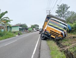 Laka Tunggal !! Truk Tronton Fuso Kecelakaan Di Jalan Nasional, Desa Simpang Layang