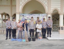 Bersama Warga, Kapolres Pidie Bersihkan Pekarangan Masjid Al-Taqwa Simpang Tiga