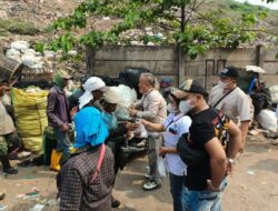 Jum’at Berkah, IWO – I DPD Bekasi Berbagi Nasi Bungkus Kepada Pemulung