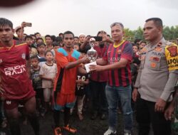 Pembagian Hadiah Turnamen Sepak Bola Kaki, Juara 1 Di Berikan Langsung Oleh Kapolsek Pante Bidari