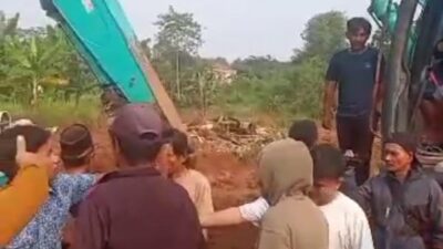 Ratusan warga Nekad Hadang Alat Berat Untuk Mengerjakan Proyek