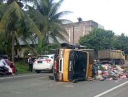 Mobil Truk Sampah Merk Isuzu Elf Milik Dinas DLHK Bireuen Terbalik