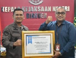 Kajari Bireuen Terima Penghargaan Dari Yayasan  Advokasi Rakyat Aceh (YARA)