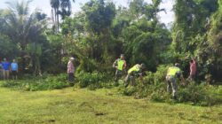 Babinsa dan Warga Bangkeh Bersinergi Dalam Gotong Royong Bersihkan Lapangan Sepak Bola