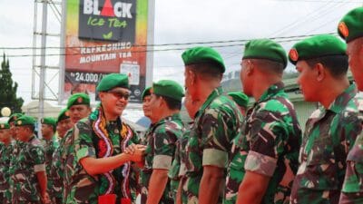 Kodim Aceh Tengah Lepas Sambut Komandan   Takengon | satupenaTV.com — Komandan Kodim 0106/Aceh Tengah Letkol Inf Kurniawan Agung Sancoyo SE. M.,Han beserta istri dan Komandan Kodim baru Letkol Inf Raden Herman Sasmita beserta istri melaksanakan acara lepas sambut.  Acara digelar itu di halaman Makodim 0106/Aceh Tengah dan diiringi dengan tradisi pengalugan sal Kerawang Gayo, pesijuk atau tepung tawar, penyematan opoh ulen-ulen dan tari benalu yang kemudian dilanjutkan dengan pedang pora. Lut tawar Kecamatan, Lut Tawar, Kabupaten Aceh Tengah. Jumat (18/10/2024).  Letkol Inf Raden Herman Sasmita Dandim yang baru merupakan alumni Akademi Militer angkatan 2003, sebelumnya menjabat Danyonif 115/Macan Leuser Sementara Letkol Inf Kurniawan Agung Sancoyo SE.,M.,Han akan mengemban tugas di Kodam Iskandar Muda sebagai Waas Intel Kodam IM.  Dalam upacara lepas sambut Letkol Inf Kurniawan Agung Sancoyo SE.,M.Han menyampaikan rasa terima kasih atas dukungan seluruh jajaran Kodim 0106 dan seluruh masyarakat Kabupaten Aceh Tengah selama dia menjabat sebagai Dandim di daerah ini.  Ia juga menyampaikan permintaan maaf jika dalam pelaksanaan tugasnya mungkin ada kata-kata yang tidak berkenan di hati warga Aceh Tengah.  “Sekali lagi mohon maaf sebesar-besarnya dan pelihara silaturahmi antar sesama kita, karena lingkungan TNI ini sempit tidak menutup kemungkinan suatu saat nanti kita bisa bertemu kembali,” ucapnya.  Sementara itu Letkol Inf Raden Herman Sasmita juga menyampaikan rasa terima kasih dan bersyukur bisa bertugas di daerah berhawa dingin ini, ia juga berharap dukungan dari seluruh jajaran Kodim 0106 serta masyarakat Kabupaten Aceh Tengah agar dapat menjalankan amanah ini dengan baik.   Dikatakannya, ia juga berjanji akan meneruskan sinergi yang telah dirintis oleh pendahulunya, memperbanyak silaturahmi.  “Tentu diperlukan kerjasama yang baik untuk mempertahankan apa yang sudah dicapai dan berinovasi dengan hal-hal baru, Insya Allah akan kami lanjutkan demi kejayaan Kodim 0106/Aceh Tengah.” Tutupnya.  Dalam kegiatan tersebut tampak hadiri Pj. Bupati Aceh Tengah  Subhandy, AP.,M.Si, pejabat lama Dandim 0106/Aceh tengah Letkol Inf Kurniawan Agung Sancoyo, SE., M.Han, pejabat baru Dandim 0106/Aceh Tengah  Letkol Inf Raden Herman Sasmita, Waka Polres Aceh Tengah  Kompol Samsir, SH, Ketua Pengadilan Takengon Rahma Novatiana H, Kajari Aceh Tengah Andi Hendra Jaya, SH., MH, Ketua MPU Aceh Tengah  Amri Jalaluddin, Kalaksa BPBD Aceh Tengah Andalika, Penasehat Majelis Adat Gayo (MAG) Aceh Tengah. Ir. Tagore Abu Bakar dan tamu undangan.