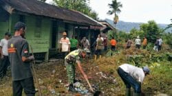 Karya Bakti: Babinsa Geumpang Bersama Warga Gotong Royong Bersihkan TPA Nurul Fattah