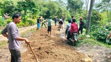 Intensitas Hujan Tinggi Babinsa dan Warga Bersihkan Akses Jalan Desa Ramung Ara