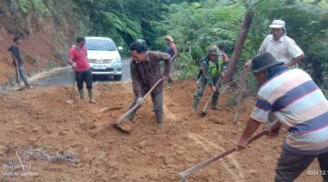 Akses Jalan Warga Desa Gayo Setie Alami Longsor !! Personil TNI & Warga Bersihkan Material Longsor Secara Manual