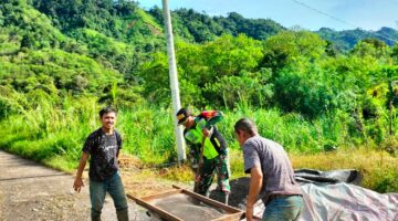 Wujud Kepedulian Babinsa Komsos Bersama Warga di Desa Ramung Ara, Aceh Tengah