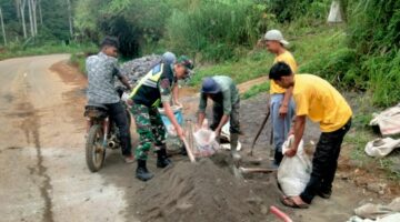 Wujud Kepedulian Babinsa Gotong Royong di Desa Paya Kolak