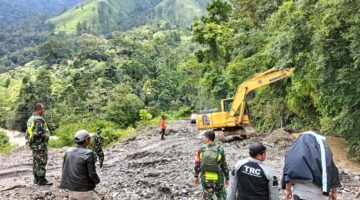 Personel Gabungan TNI – BPBD Bener Meriah Melakukan Pembersihan 4 Titik Lokasi Longsor di Wilayah Kabupaten Bener Meriah