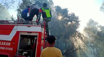 Babinsa Koramil 05 Linge Turun Padamkan Lahan Yang Terbakar